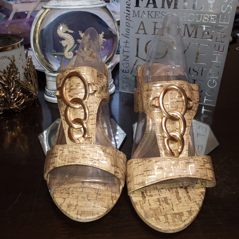SUMMER TIME***Dresses Sandals beige gold size 12 comfortable with a Gold accent